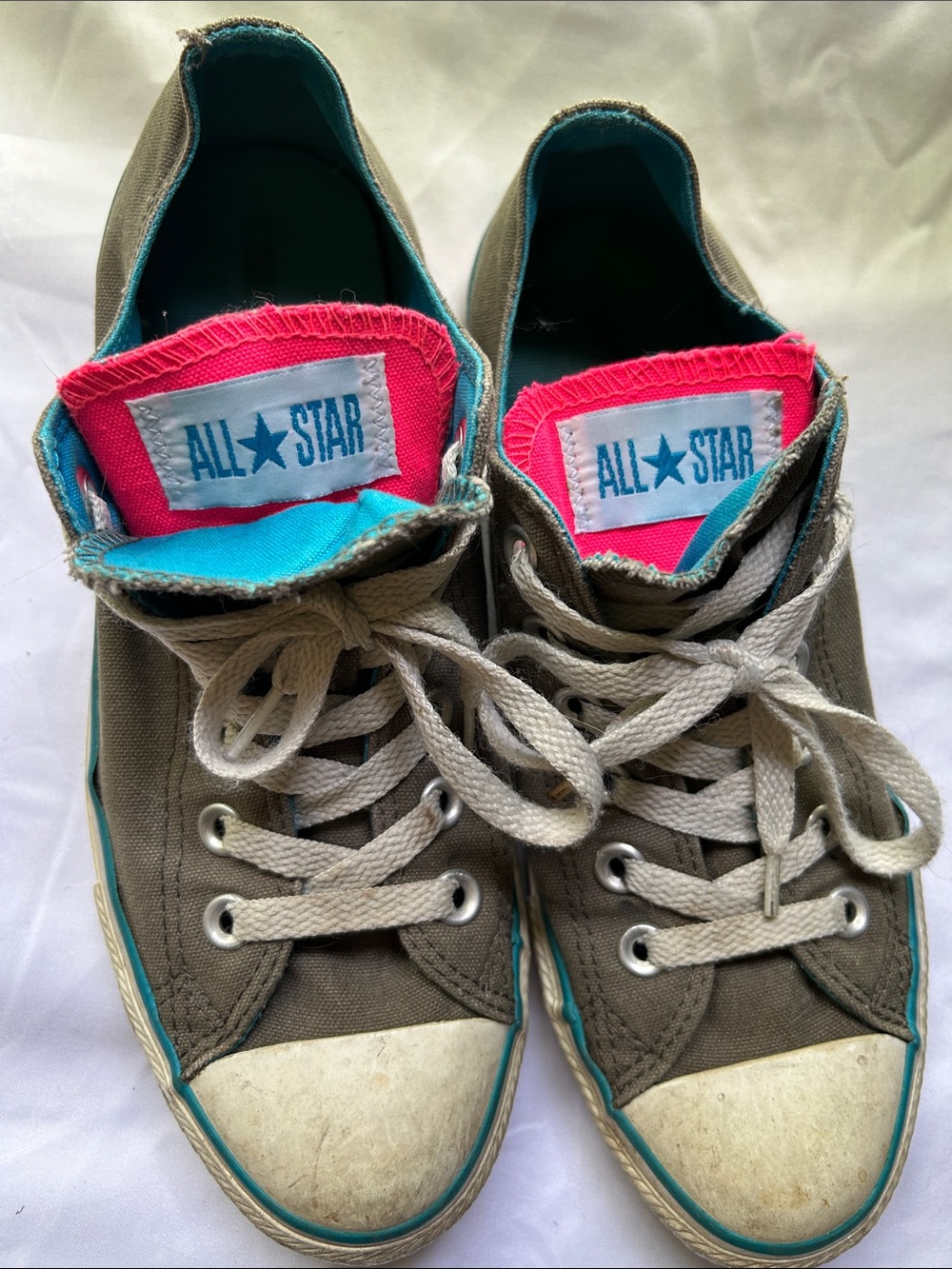 Double tongue grey size 8 converse all stars.